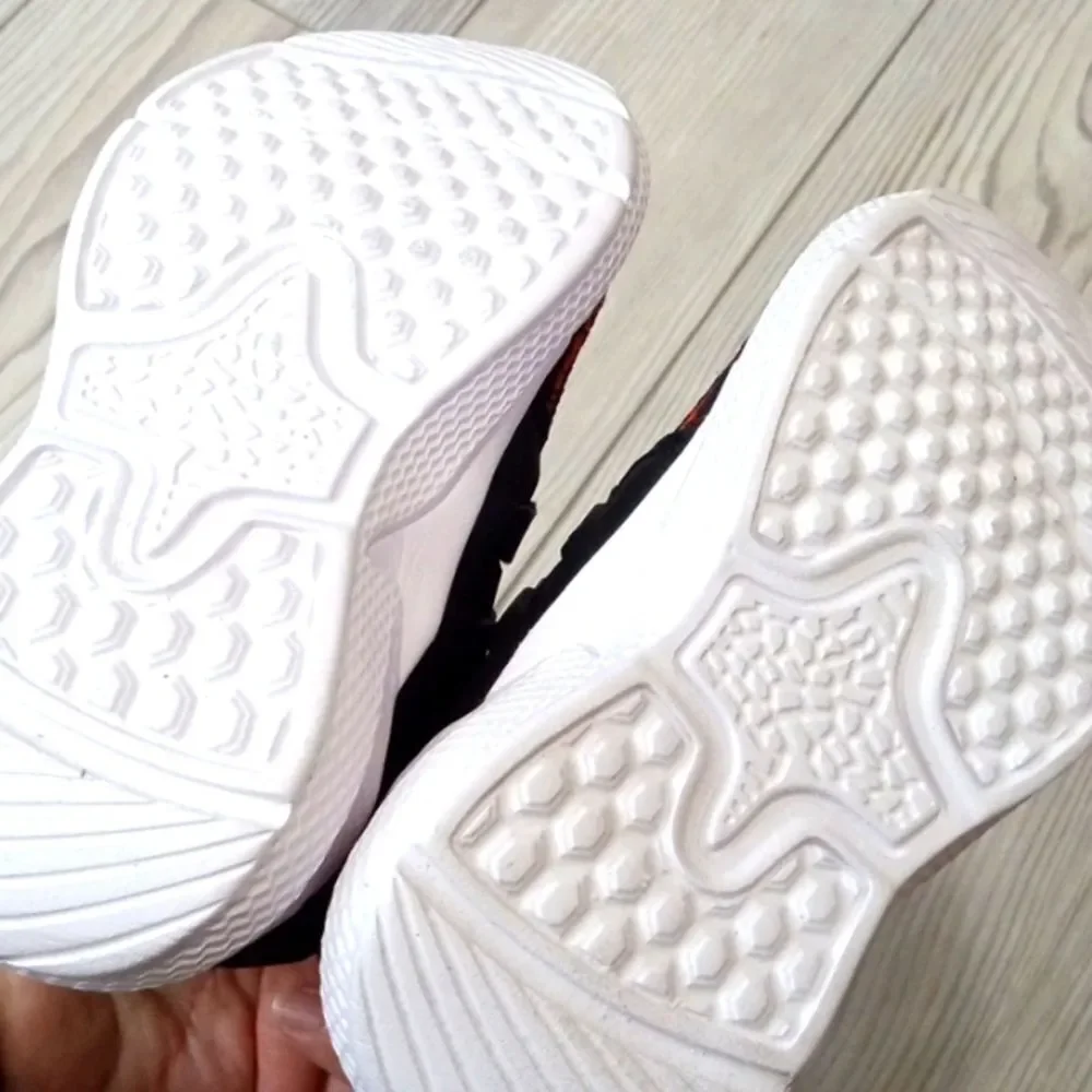 (73-3631)   Amazon  Shoes Sz 8